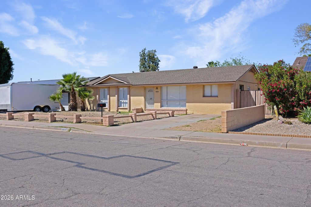 Image 2 of property listing at 1826 W BEHREND Drive, Phoenix, AZ 85027