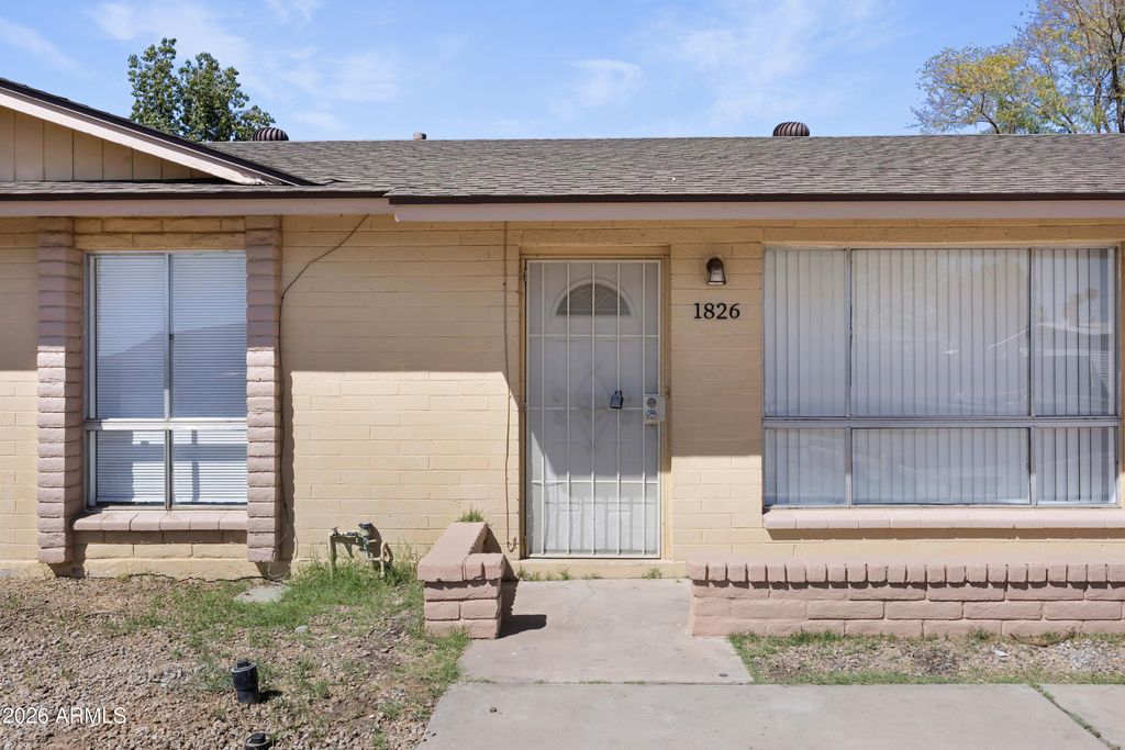 Image 3 of property listing at 1826 W BEHREND Drive, Phoenix, AZ 85027