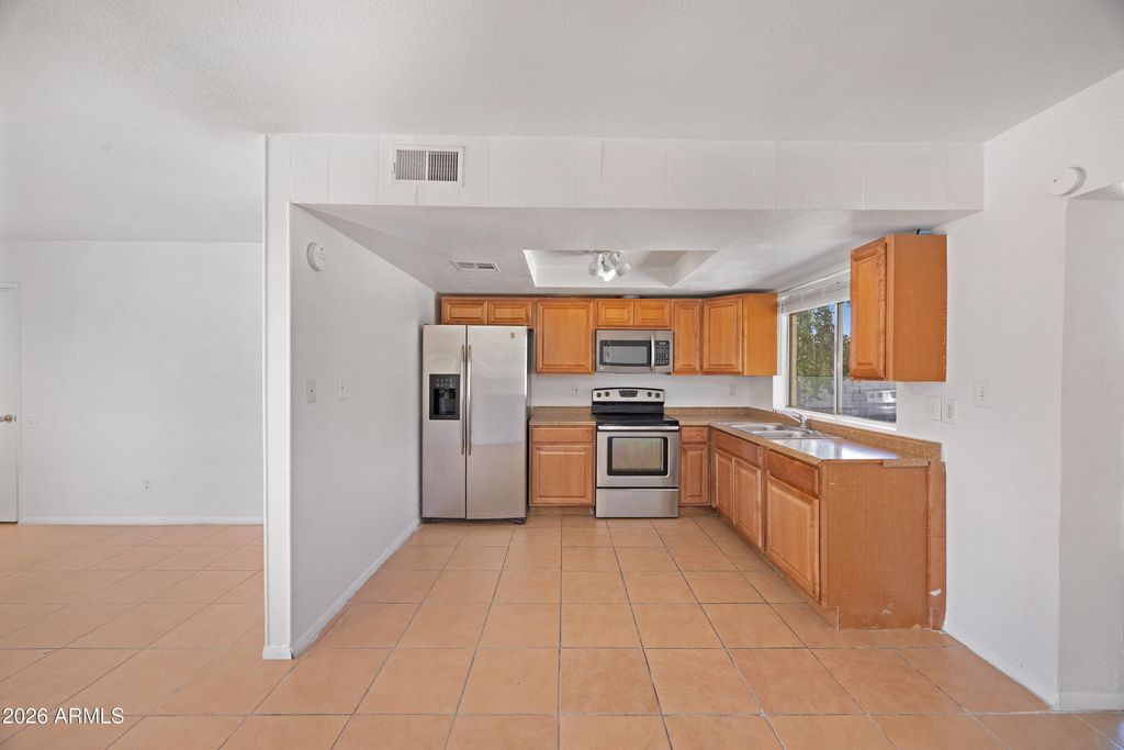 Image 6 of property listing at 1826 W BEHREND Drive, Phoenix, AZ 85027