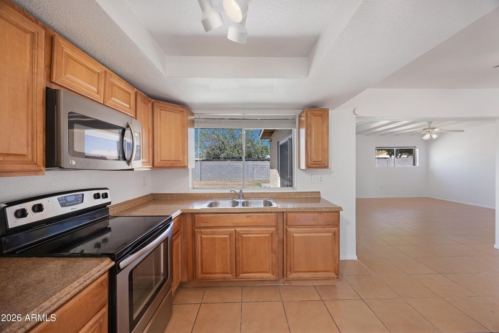 Image 7 of property listing at 1826 W BEHREND Drive, Phoenix, AZ 85027