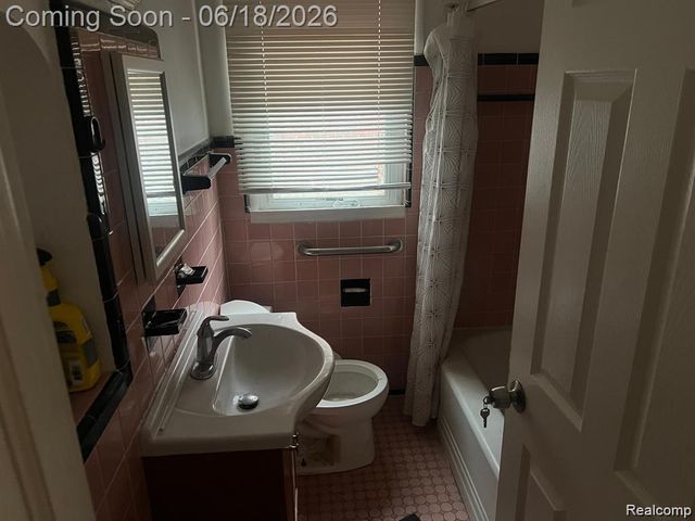 18693 Whitcomb Street, Detroit, MI 48235