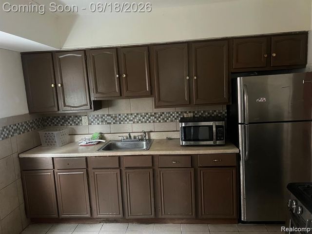 18693 Whitcomb Street, Detroit, MI 48235