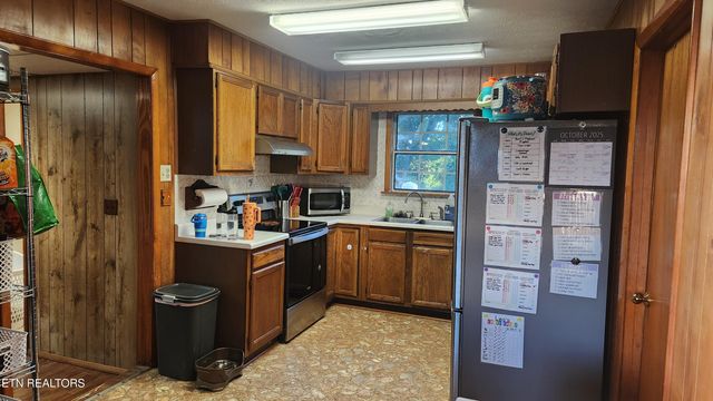 120 Hilltop Rd, Harriman, TN 37748