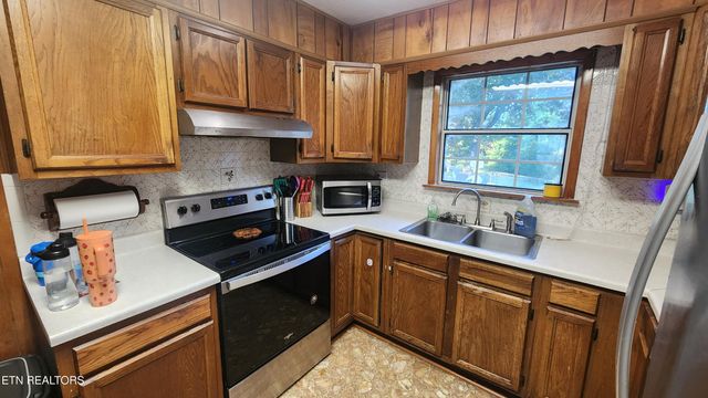 120 Hilltop Rd, Harriman, TN 37748