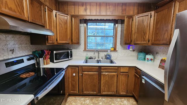 120 Hilltop Rd, Harriman, TN 37748