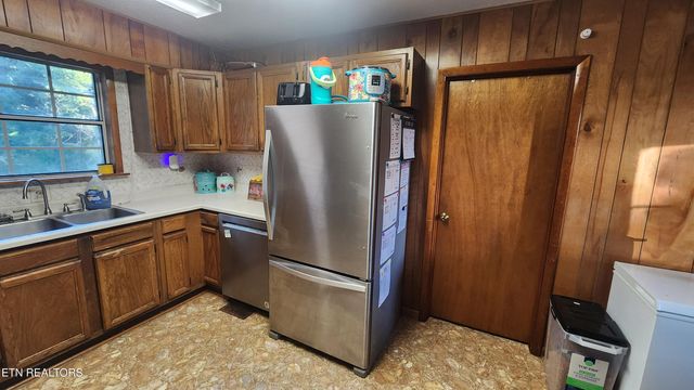 120 Hilltop Rd, Harriman, TN 37748