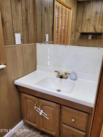 120 Hilltop Rd, Harriman, TN 37748
