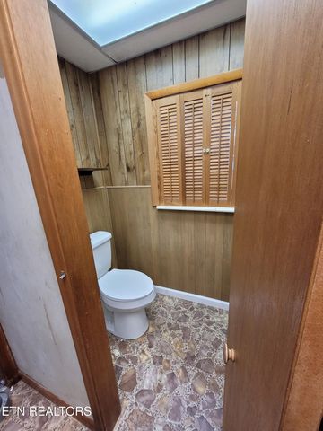 120 Hilltop Rd, Harriman, TN 37748