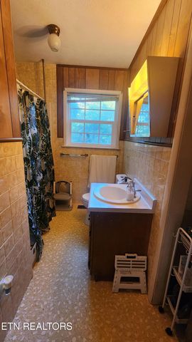 120 Hilltop Rd, Harriman, TN 37748