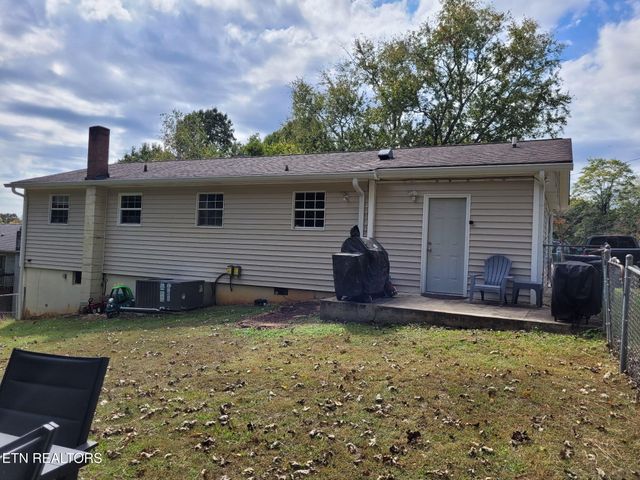120 Hilltop Rd, Harriman, TN 37748