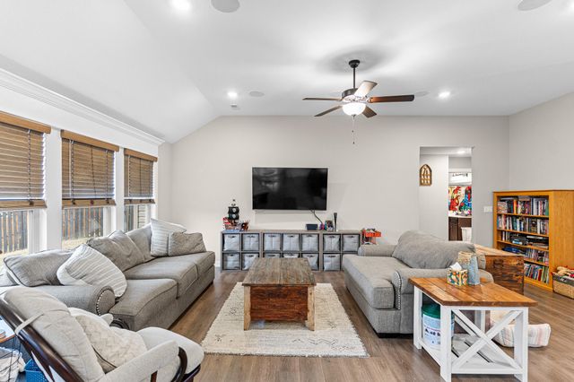 6420 GAIL CT, Hallsville, MO 65255