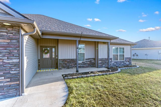 6420 GAIL CT, Hallsville, MO 65255
