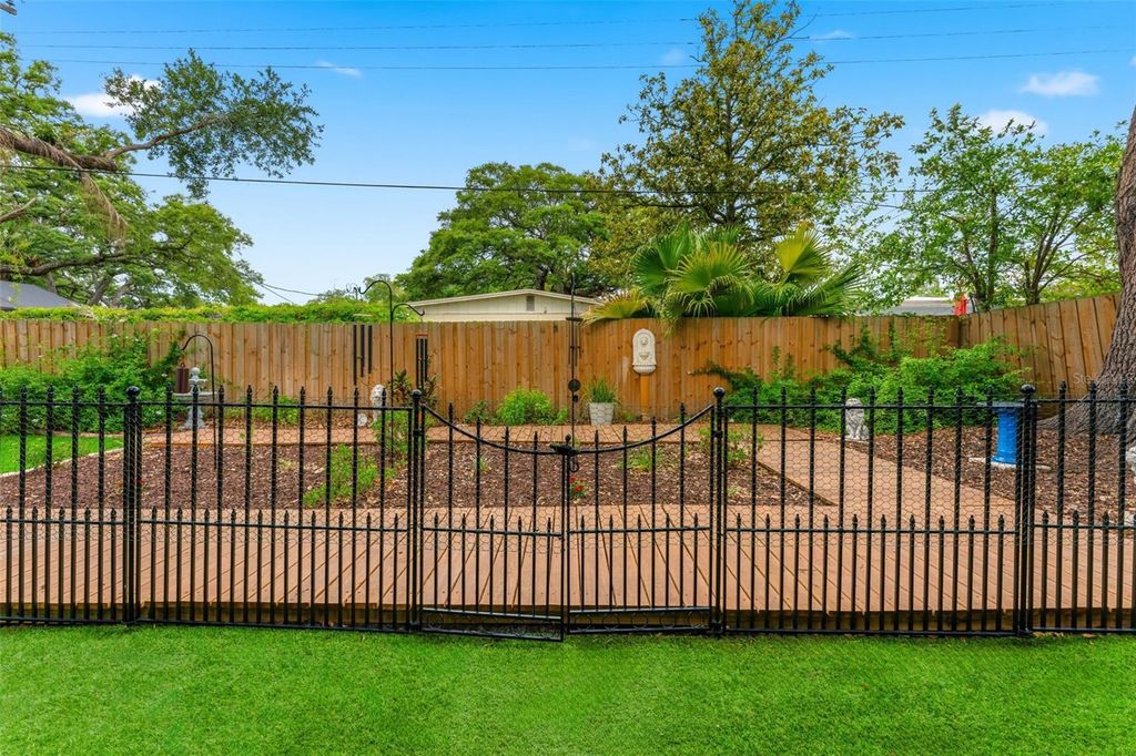Image 27 of property listing at 8018 N OLA AVENUE, Tampa, FL 33604