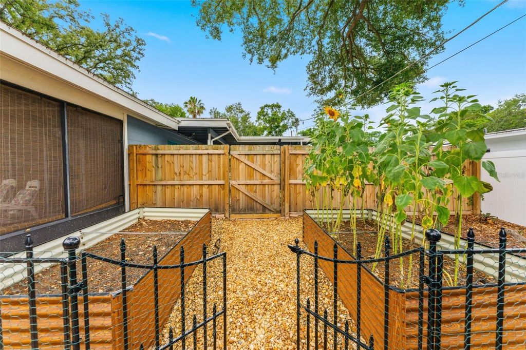 Image 31 of property listing at 8018 N OLA AVENUE, Tampa, FL 33604
