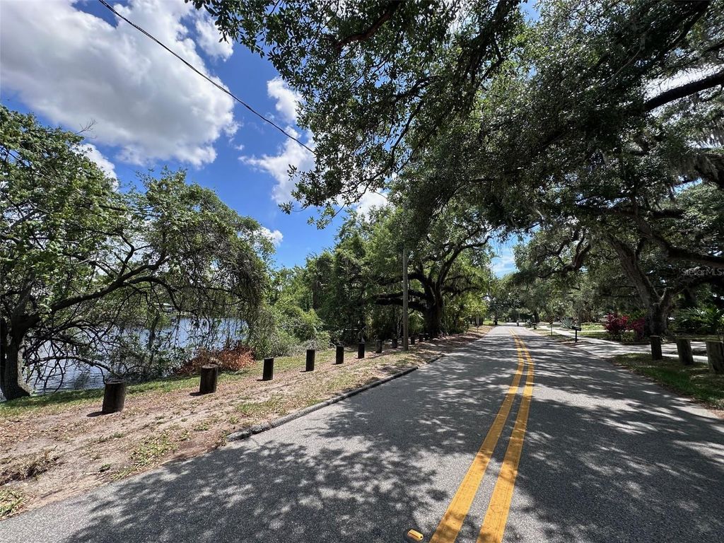 Image 34 of property listing at 8018 N OLA AVENUE, Tampa, FL 33604