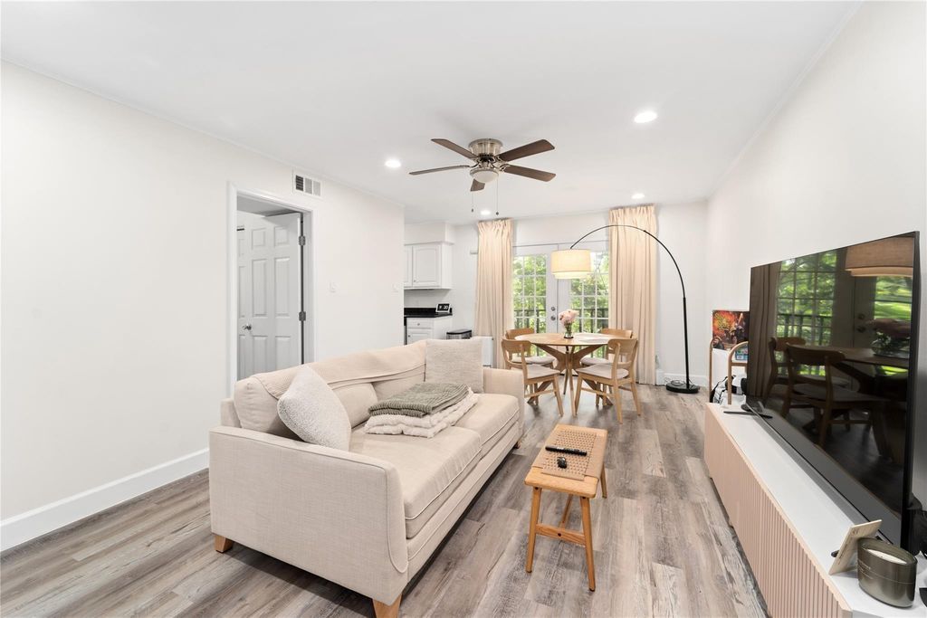 8223 Kingsbrook Road 212, Houston, TX 77024