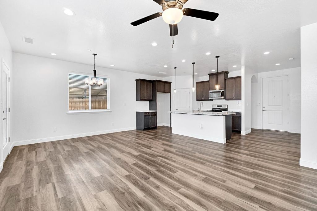 Image 11 of property listing at 1148 Summit Court, Madera, CA 93638