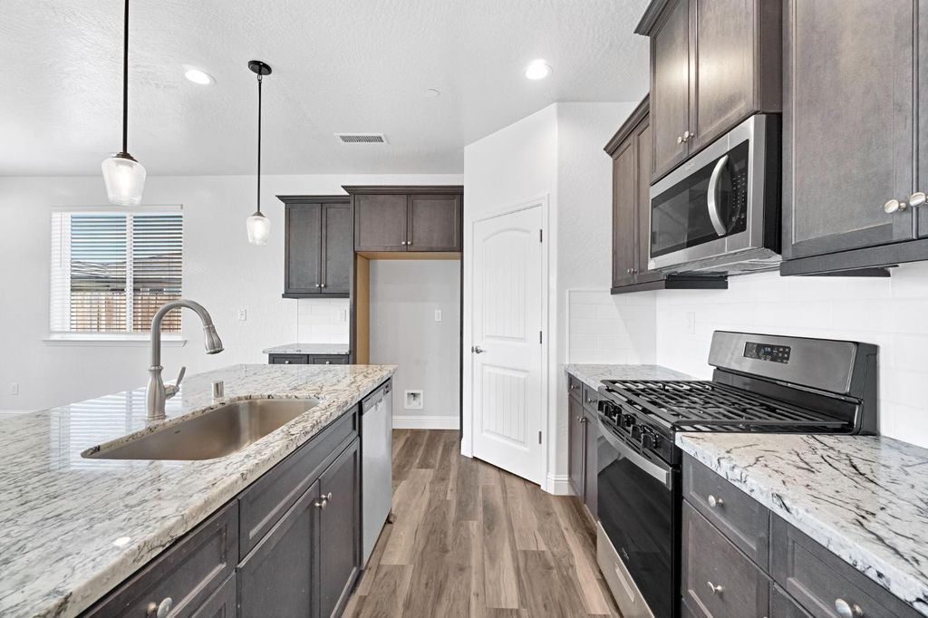 Image 15 of property listing at 1148 Summit Court, Madera, CA 93638