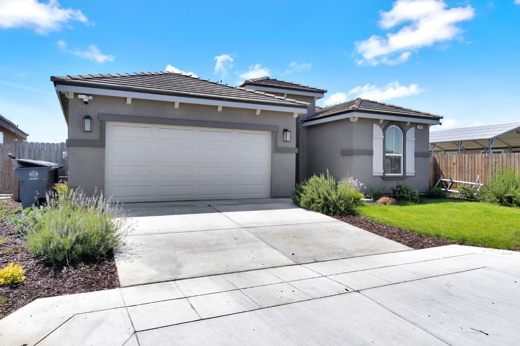 Image 3 of property listing at 1148 Summit Court, Madera, CA 93638