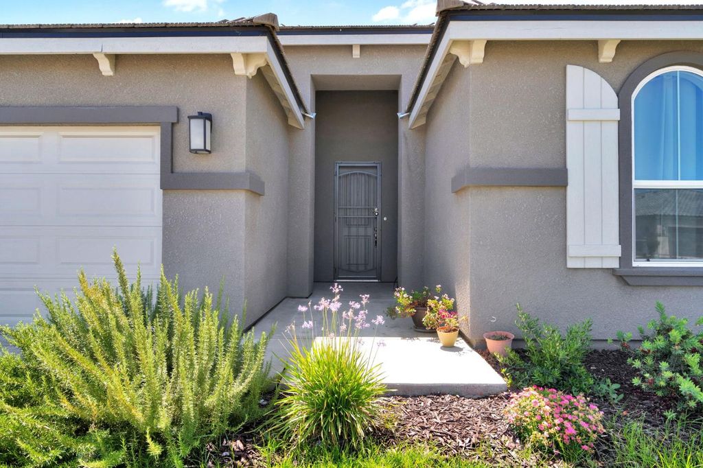 Image 5 of property listing at 1148 Summit Court, Madera, CA 93638