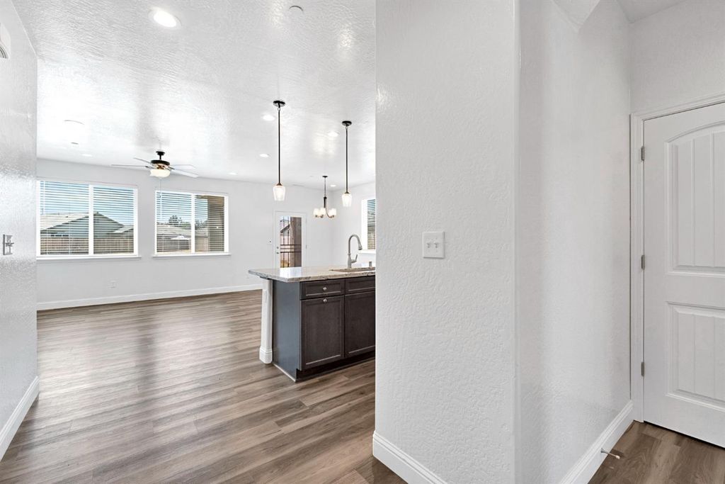 Image 7 of property listing at 1148 Summit Court, Madera, CA 93638