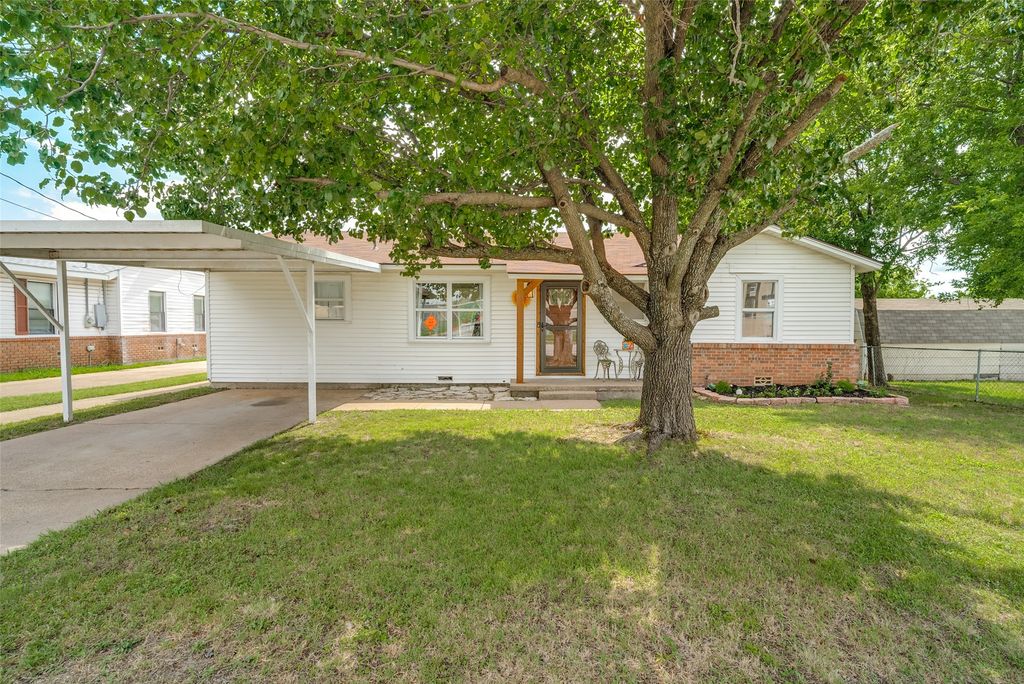 709 Charles Street, Weatherford, TX 76086