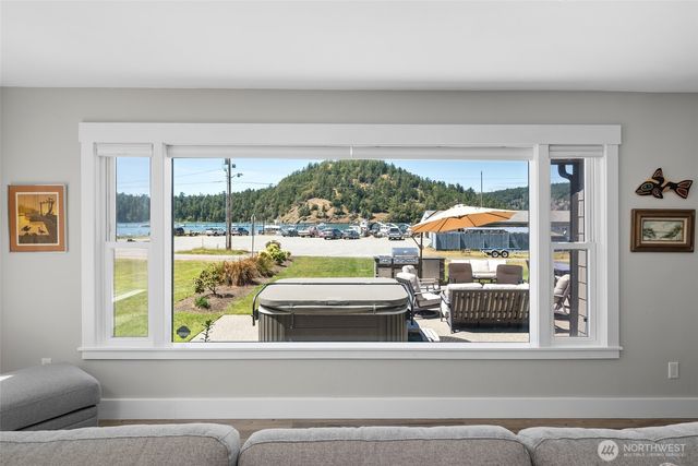 213 Cornet Bay Road, Oak Harbor, WA 98277