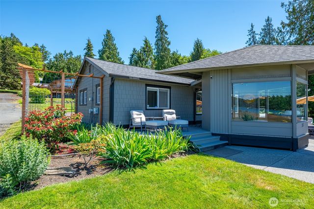 213 Cornet Bay Road, Oak Harbor, WA 98277