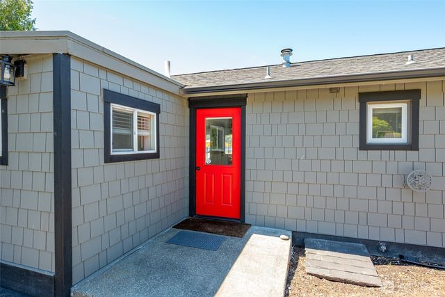 213 Cornet Bay Road, Oak Harbor, WA 98277