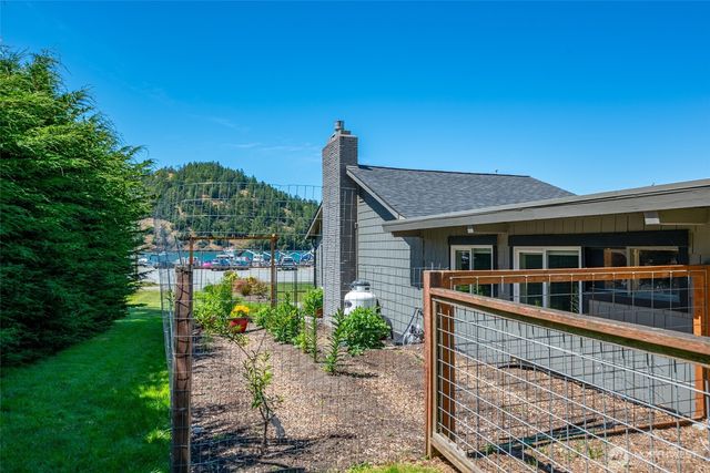 213 Cornet Bay Road, Oak Harbor, WA 98277