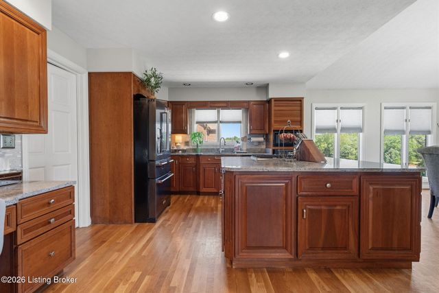 557 Saint Andrews Dr, Vine Grove, KY 40175