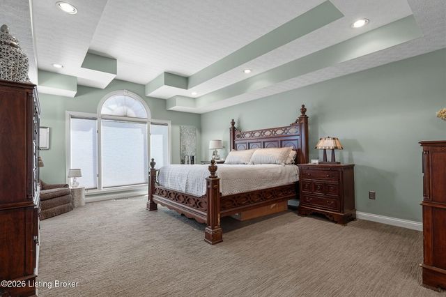 557 Saint Andrews Dr, Vine Grove, KY 40175