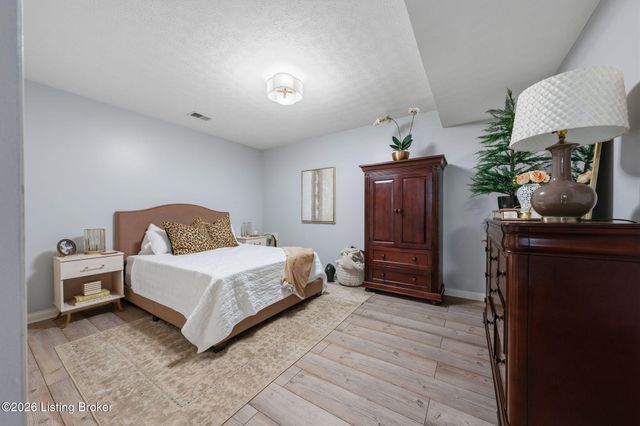 557 Saint Andrews Dr, Vine Grove, KY 40175