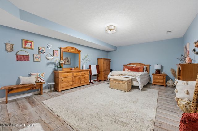 557 Saint Andrews Dr, Vine Grove, KY 40175