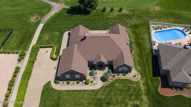 557 Saint Andrews Dr, Vine Grove, KY 40175