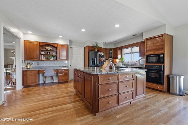 557 Saint Andrews Dr, Vine Grove, KY 40175