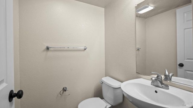 2473 Meda Ave, Santa Rosa, CA 95404