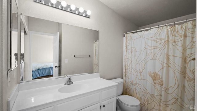 2473 Meda Ave, Santa Rosa, CA 95404