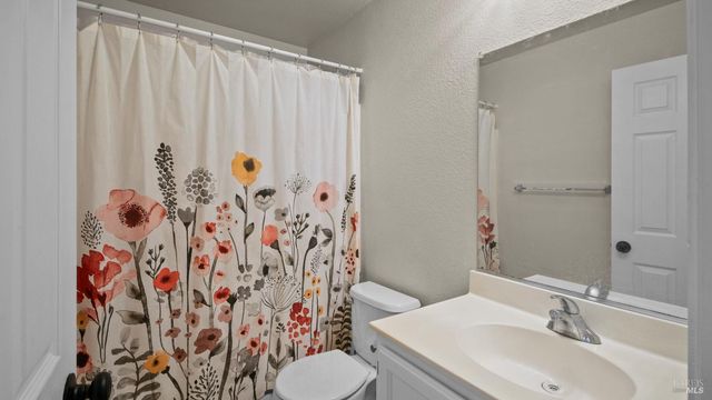 2473 Meda Ave, Santa Rosa, CA 95404