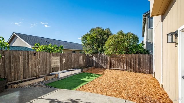 2473 Meda Ave, Santa Rosa, CA 95404