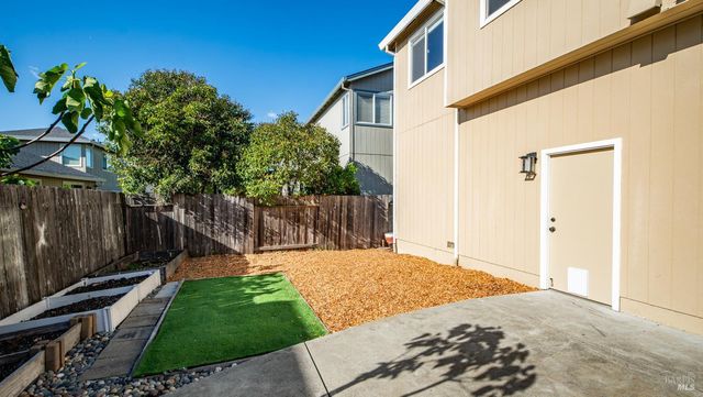 2473 Meda Ave, Santa Rosa, CA 95404