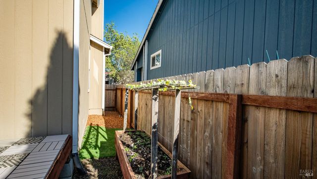 2473 Meda Ave, Santa Rosa, CA 95404