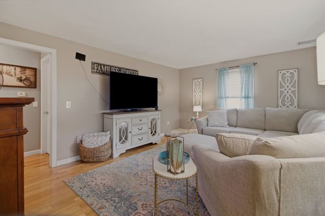 5 Beejay Ct, Warren, RI 02885
