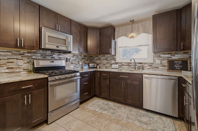 5 Beejay Ct, Warren, RI 02885