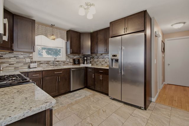 5 Beejay Ct, Warren, RI 02885