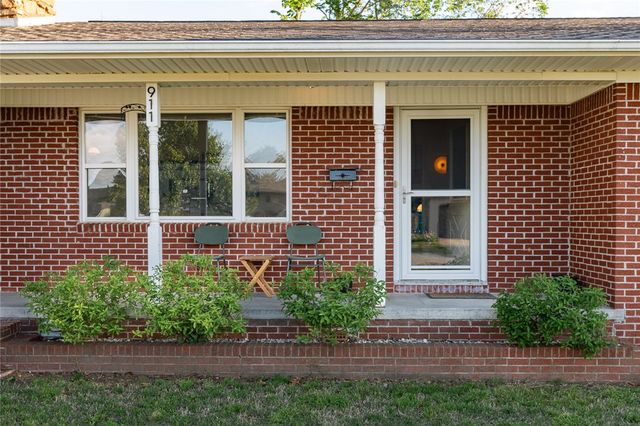 911 NW 10th Street, Bentonville, AR 72712