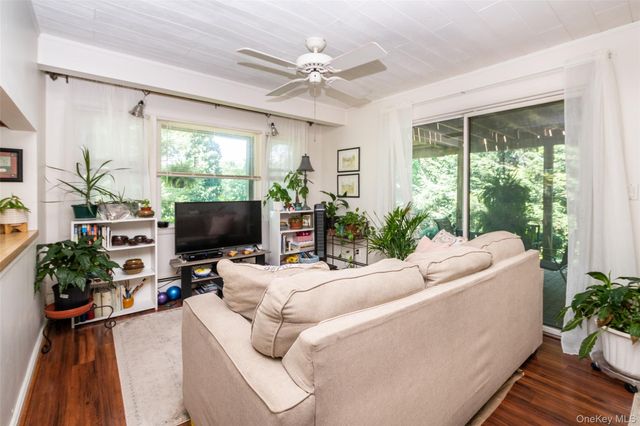 454 Swanson Drive, Thornwood, NY 10594