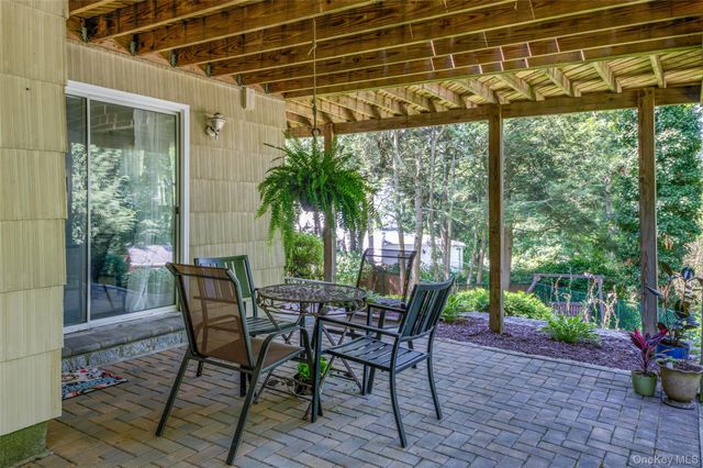 454 Swanson Drive, Thornwood, NY 10594