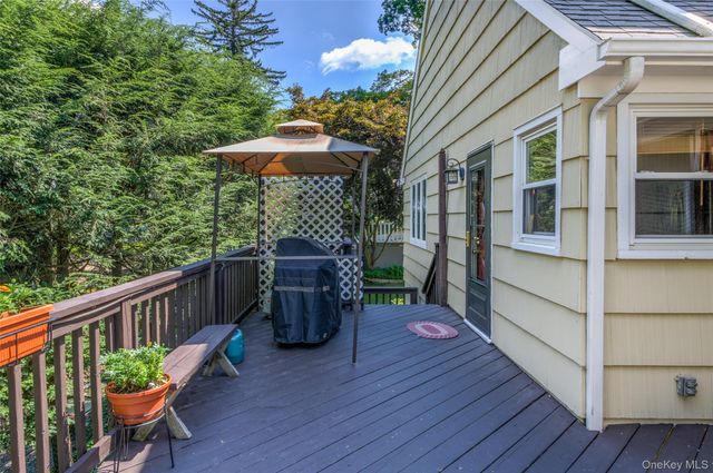 454 Swanson Drive, Thornwood, NY 10594