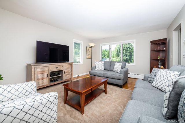 454 Swanson Drive, Thornwood, NY 10594